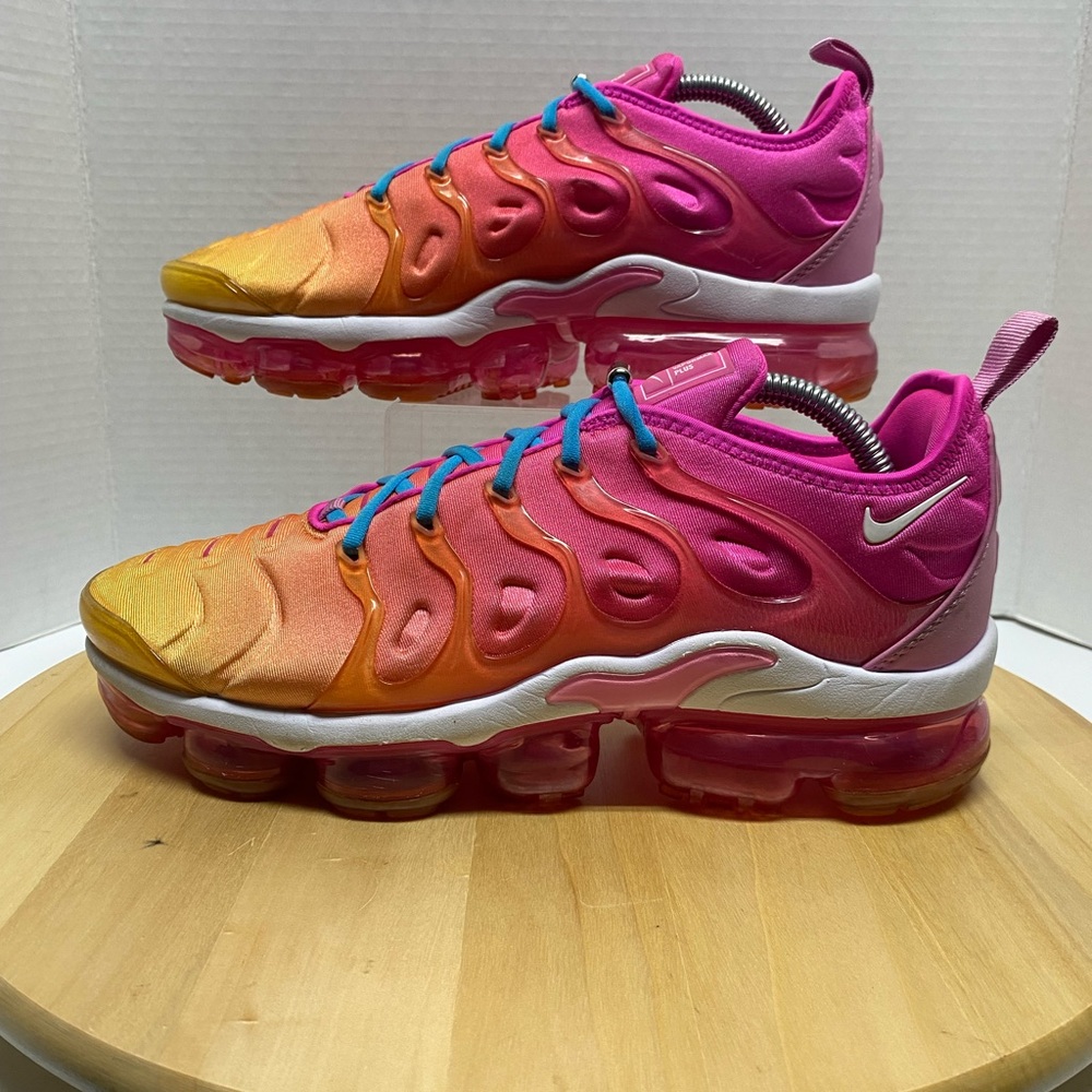 Nike Vapormax Plus Women’s Multi color Gradient Sneakers. Size 9.5